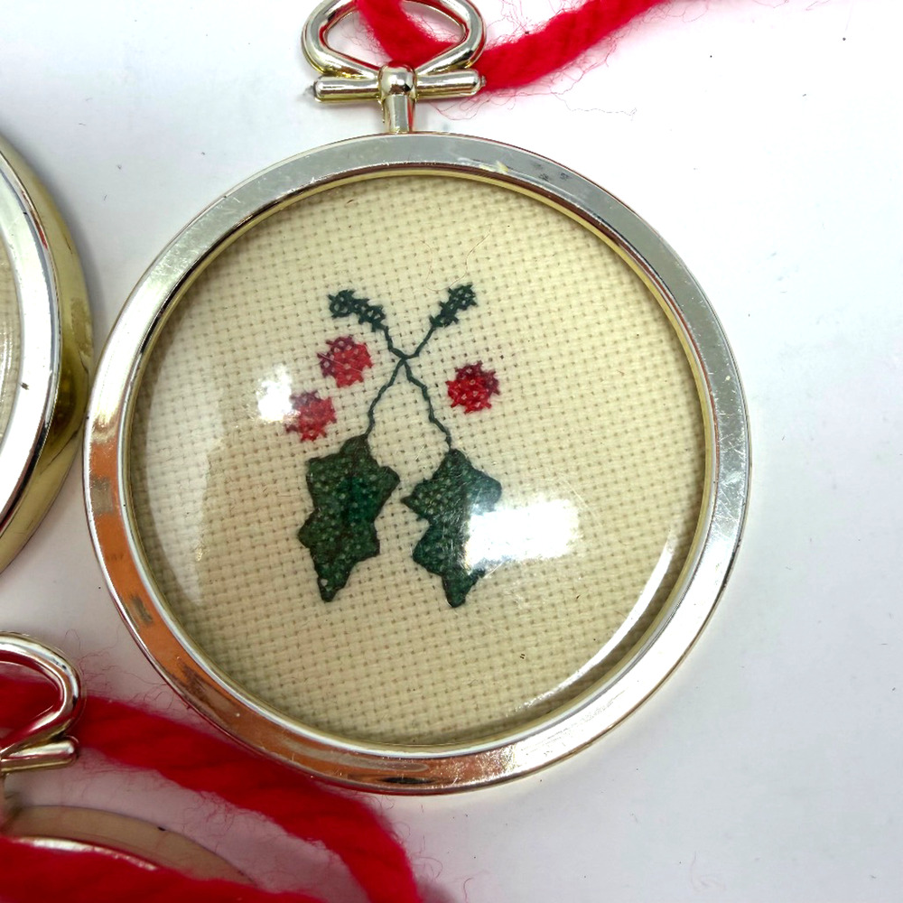 Lot of 5 Handmade Cross Stitch Christmas Ornaments Metal Frames Vintage - Picture 4 of 10